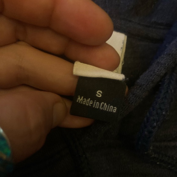 Kids sz sm (more like med) heavy duty “evergreen” hoodie - Picture 3 of 3